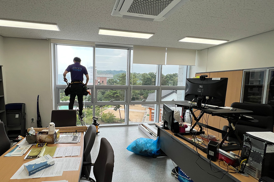 대학교 유리열차단필름 시공 마감 상태