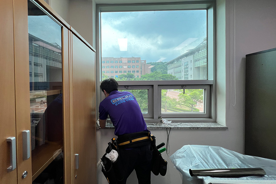 대학교 복도 창문 열차단필름 시공